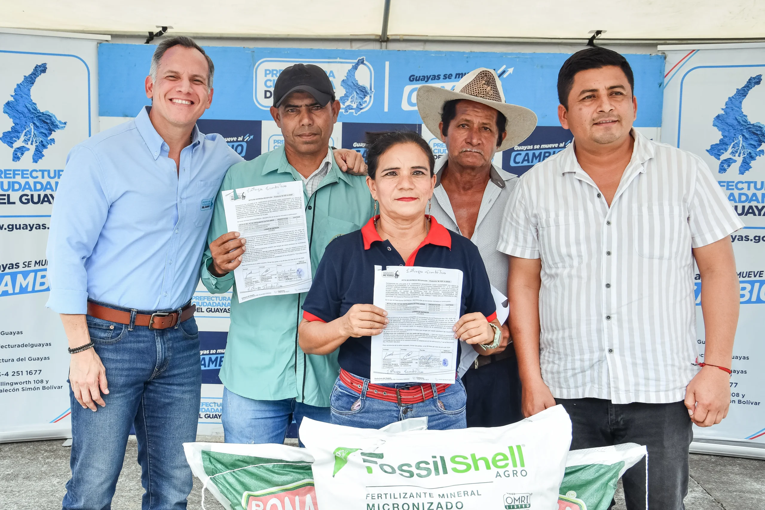 Prefectura del Guayas entrega 316 kits de fertilizantes a productores de Colimes