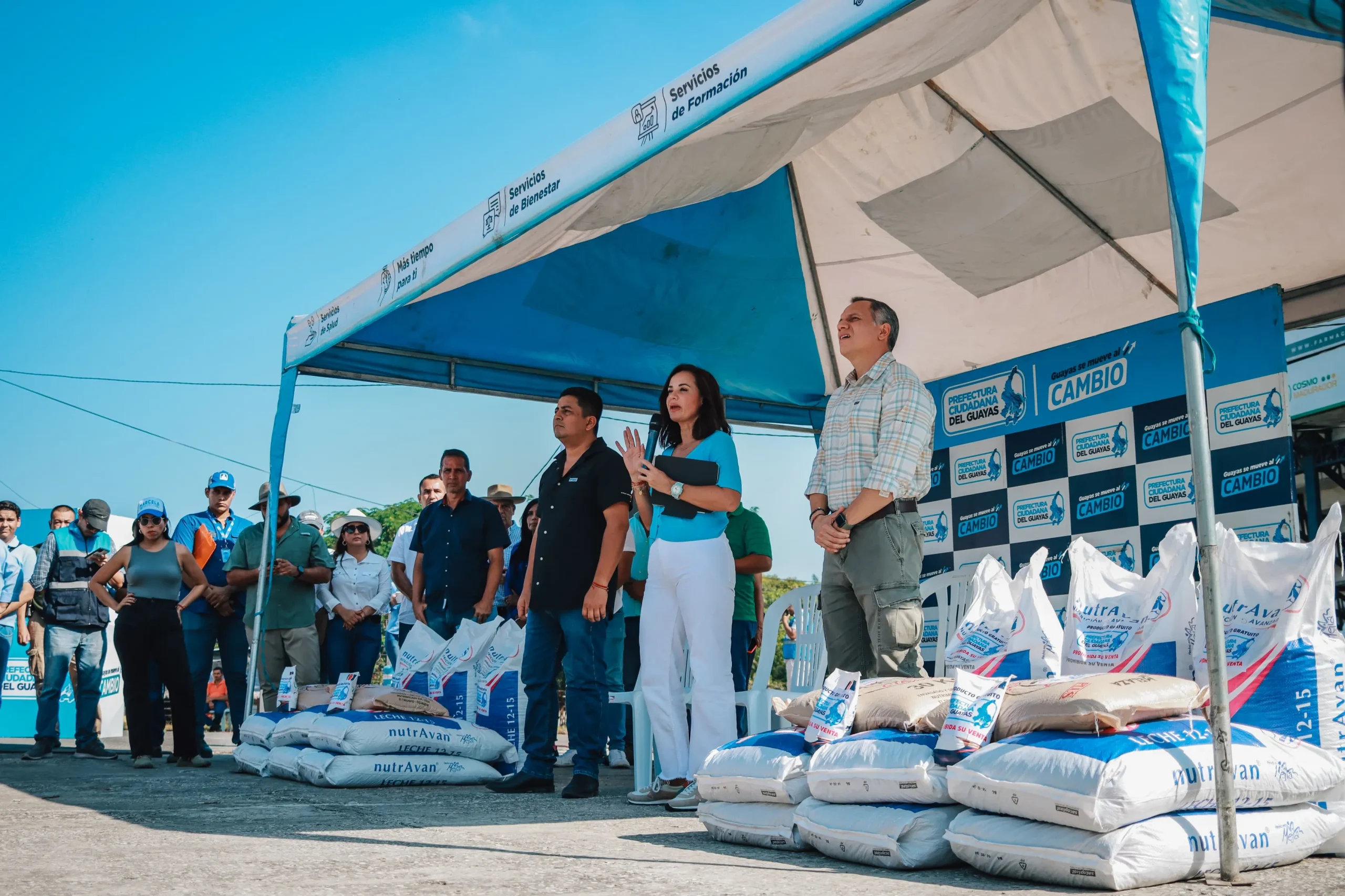 Prefectura del Guayas entrega 300 kits ganaderos a pequeños productores en Colimes