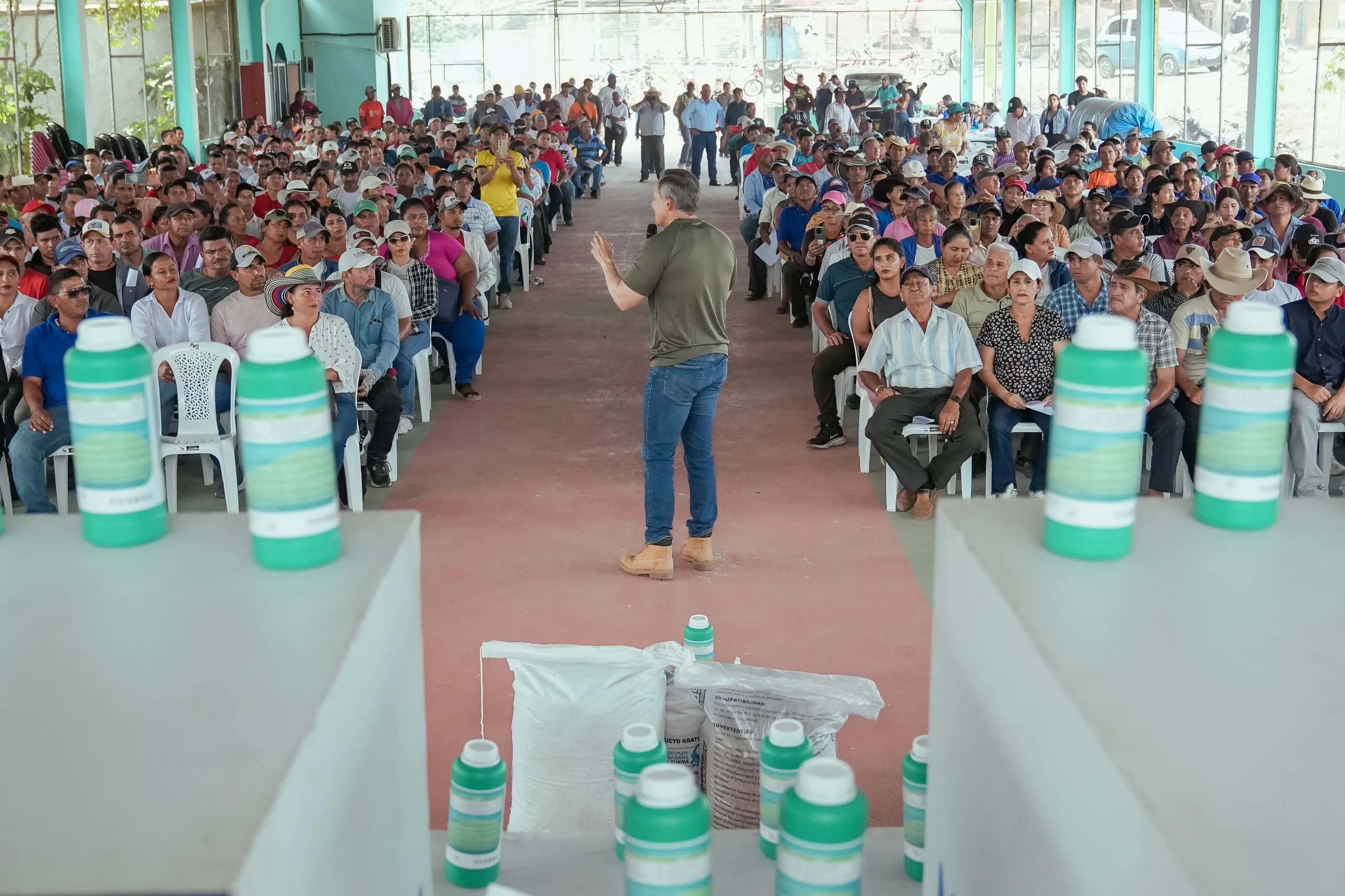 Prefectura entrega insumos gratis a 600 agricultores de Colimes