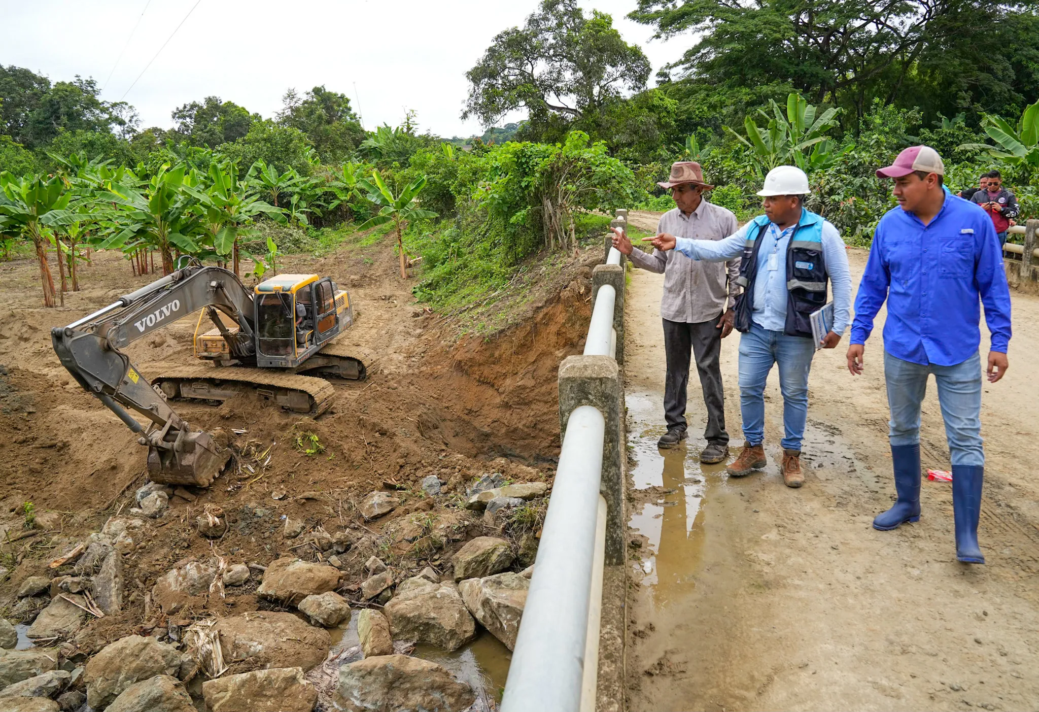 Prefectura del Guayas y municipios refuerzan puente de Colimes ante socavones en el río Quinteros