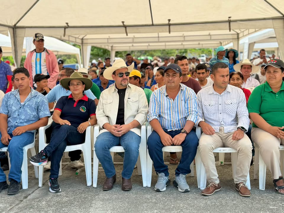 Prefectura del Guayas entrega 2.400 sacos de semilla certificada a agricultores de Colimes
