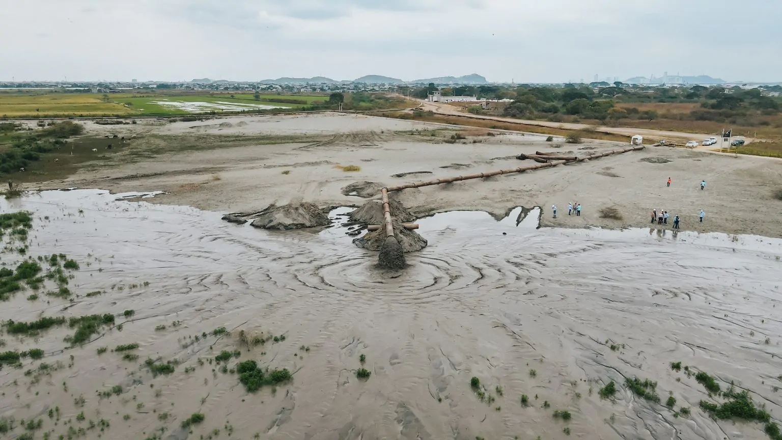 Prefectura reanuda dragado en río Guayas tras reparación de maquinaria