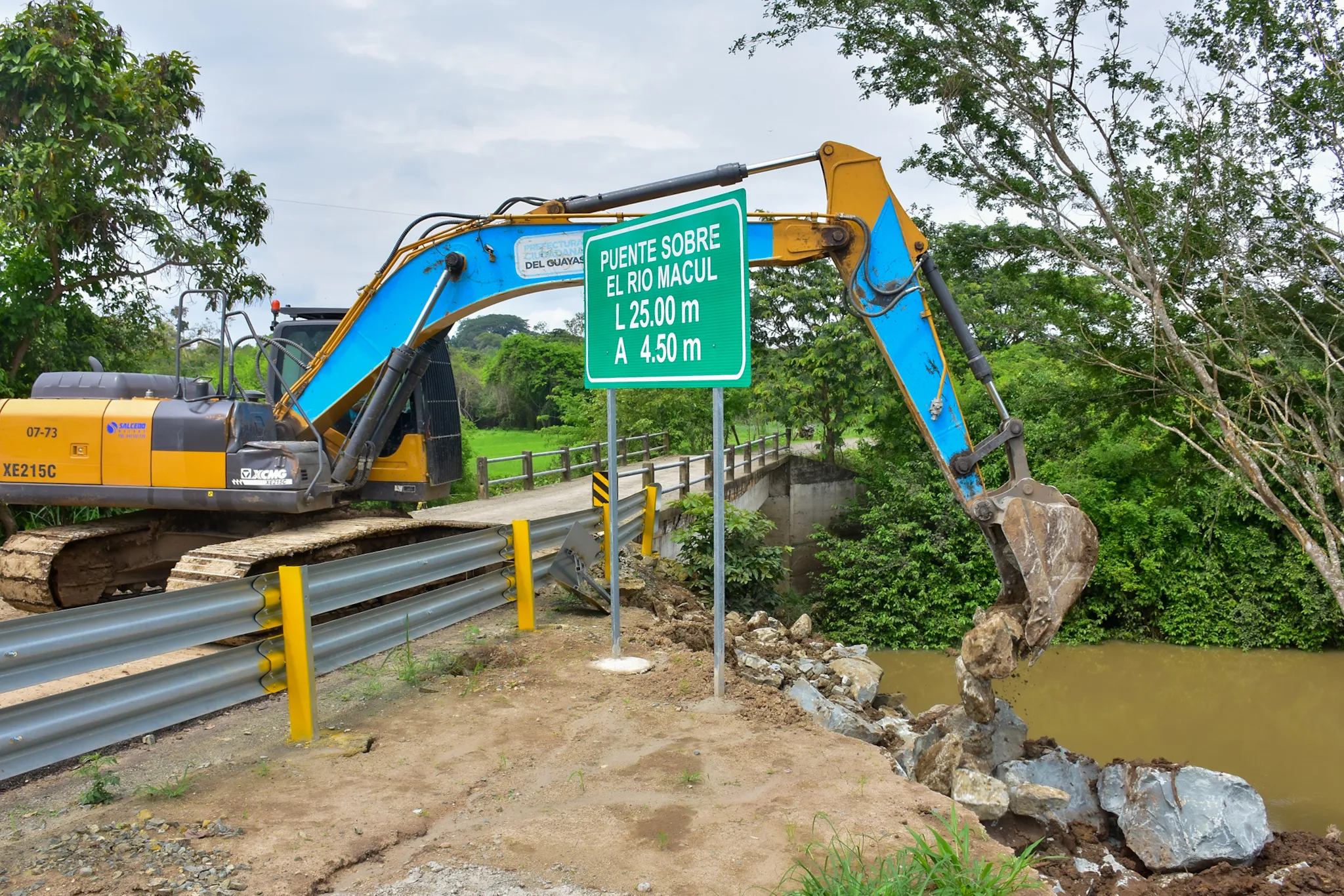 Prefectura del Guayas atiende socavones y desazolve en Mesada de Abajo, Colimes