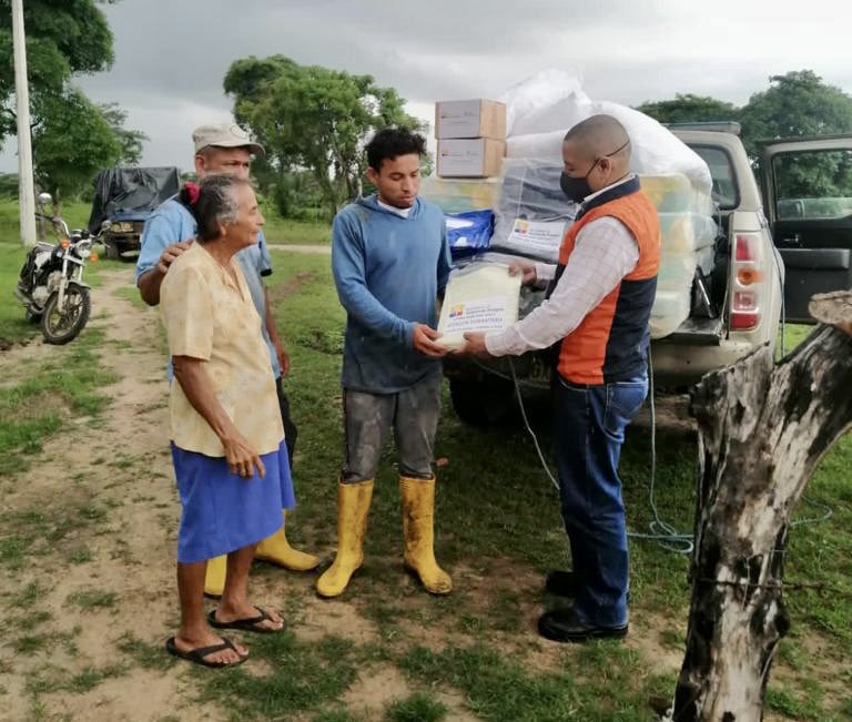 La Secretaría de Gestión de Riesgos entregó kits a familia en Potrerito tras incendio