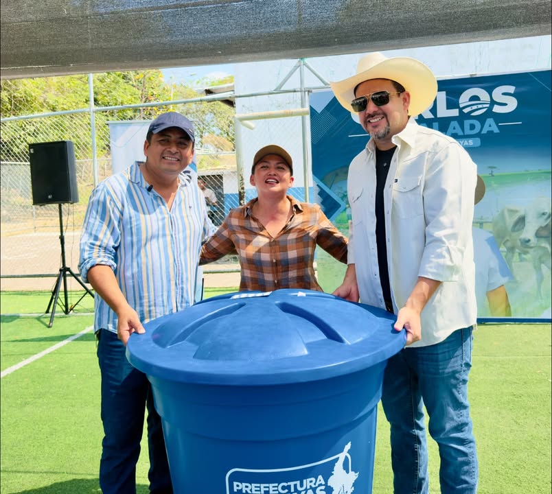 Prefectura del Guayas entrega 100 kits de agua segura a familias de Colimes